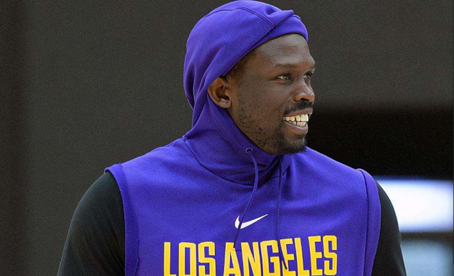 给爷整笑了，曼奇尼假意亲吻布鲁马多，将布鲁马多逗笑（这一幕笑翻了：曼奇尼作势亲吻布鲁马多，逗得对方当场大笑）