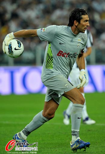 离40+三双仅差1板！拉拉维亚社媒调侃东契奇：你再抢个板啊（东契奇距40+三双只差1板！拉拉维亚社媒打趣：再抢一个啊）