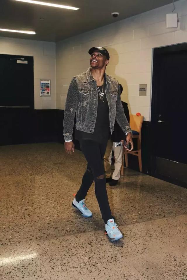 巴萨梅西任意球破门助球队领先（梅西任意球破门，巴萨先拔头筹）