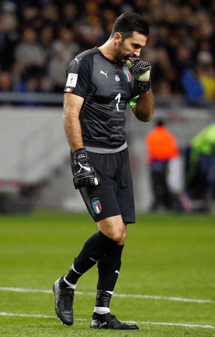 记者：穆斯卡特并不是被“气”走了，他是抽空去上了个厕所（记者澄清：穆斯卡特并非被气走，只是中途去上厕所）