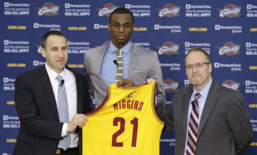 热刺vs小蜜蜂首发：库杜斯、里沙利松领衔！帕利尼亚替补（热刺战小蜜蜂首发公布：里沙利松携库杜斯领衔，帕利尼亚替补待命）