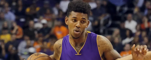 骑士新赛季表现下滑，爆冷输给马刺，主场优势助力取胜，马刺虽缺主力仍保持竞争力。（骑士状态走低遭马刺爆冷，主场加持助其告捷，马刺缺将仍具竞争力）